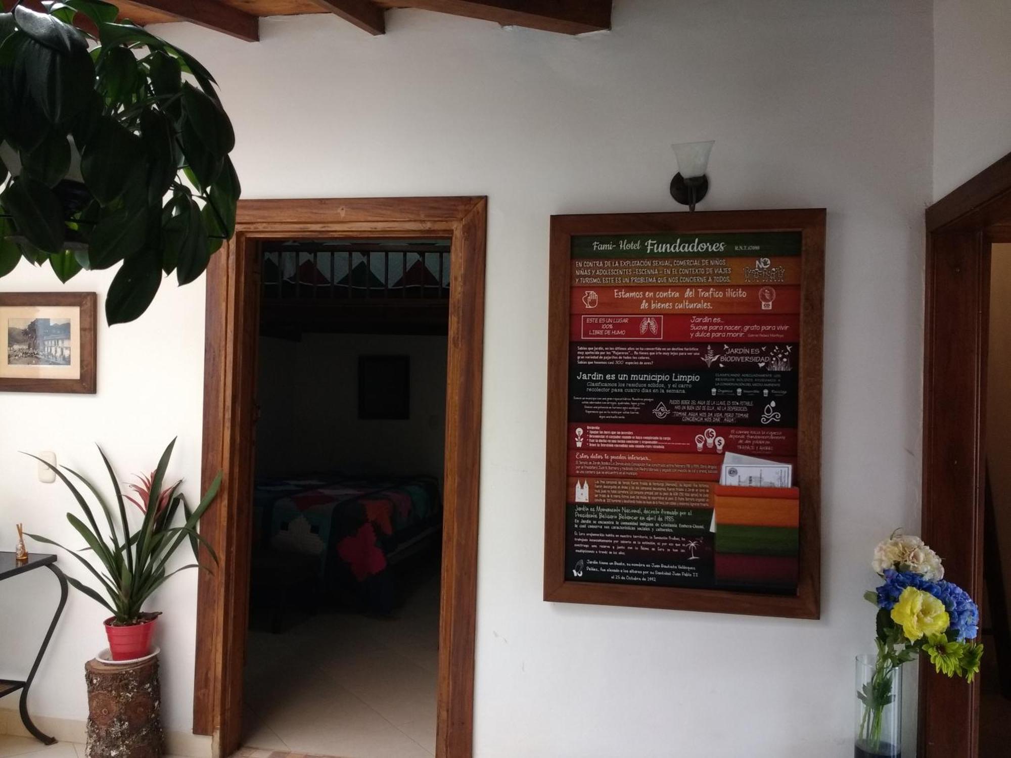Hostal Famihotel Fundadores Jardin Ngoại thất bức ảnh